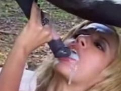 Cavalo gozando dentro da boca de uma mulher loira