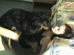Menina magrinha fazendo zoofilia com seu cachorrinho