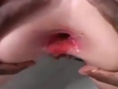 Negão tirando sangue e bosta do cu da novinha no anal